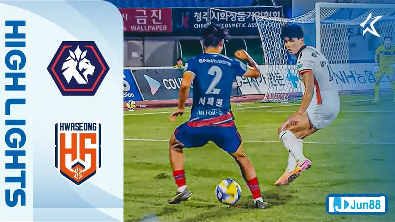 Cầu thủ Hwaseong ép sát cầu thủ Cheongju trong một pha tranh chấp gay cấn trên sân cỏ