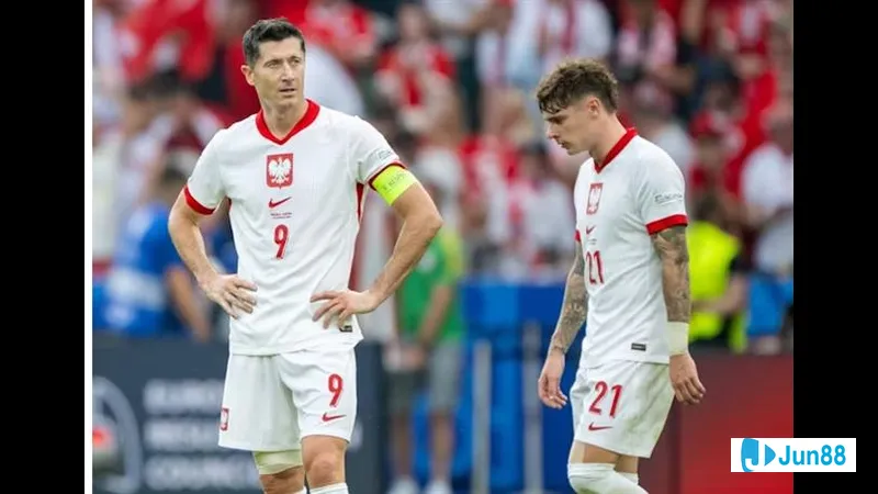 Cầu thủ Ba Lan ghi bàn từ quả đá phạ, vượt qua hàng phòng ngự của Lithuania
